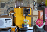 R1 Gelb in der Küche, der Espresso läuft in die Tasse