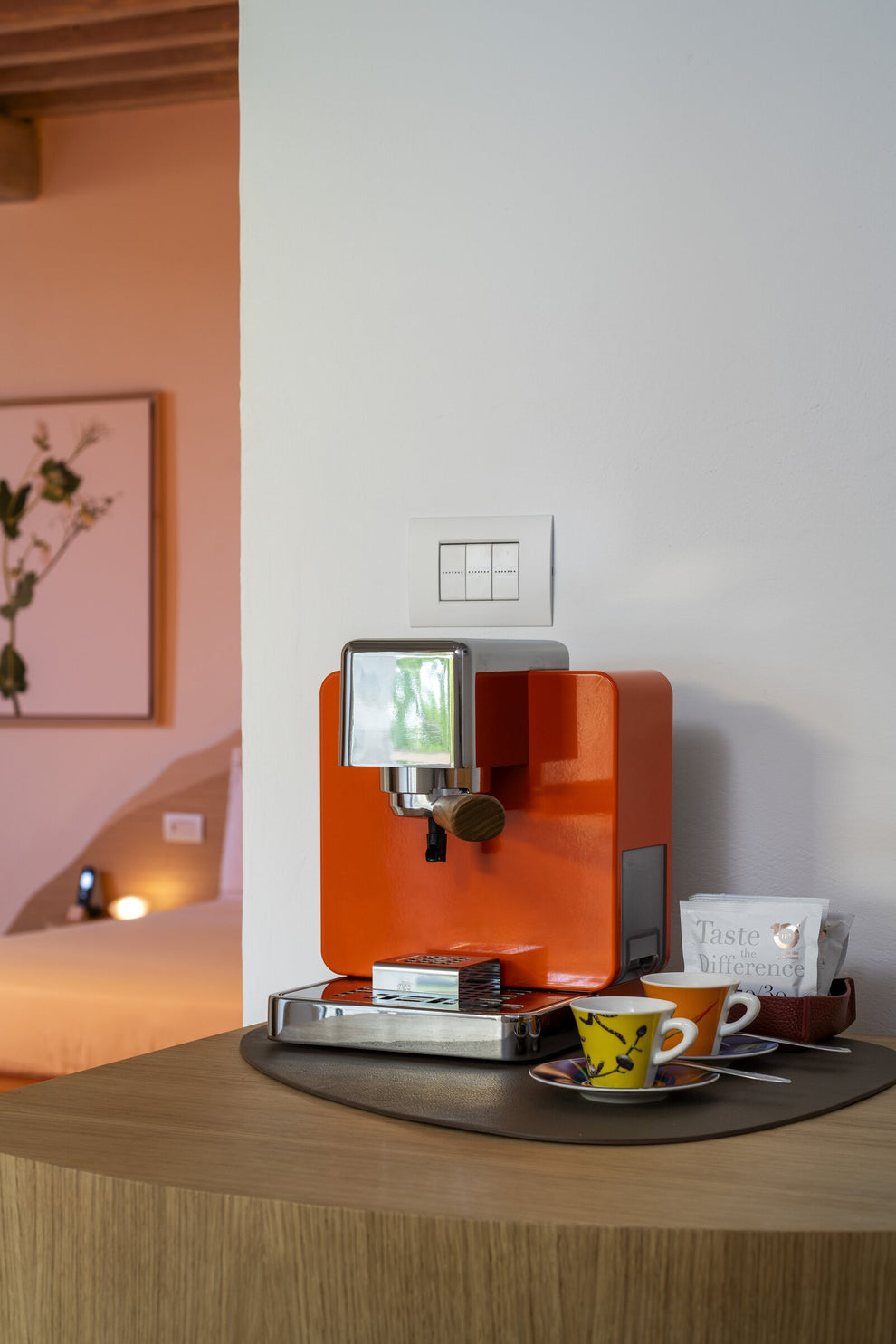 R1 Orange im Hotelzimmer, mit zwei Espressotassen