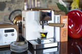 R1 Weiss in der Küche, der Espresso läuft in die Tasse