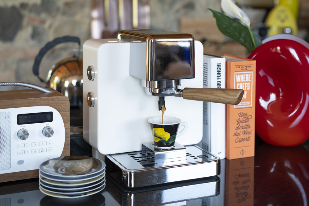 R1 Weiss in der Küche, der Espresso läuft in die Tasse