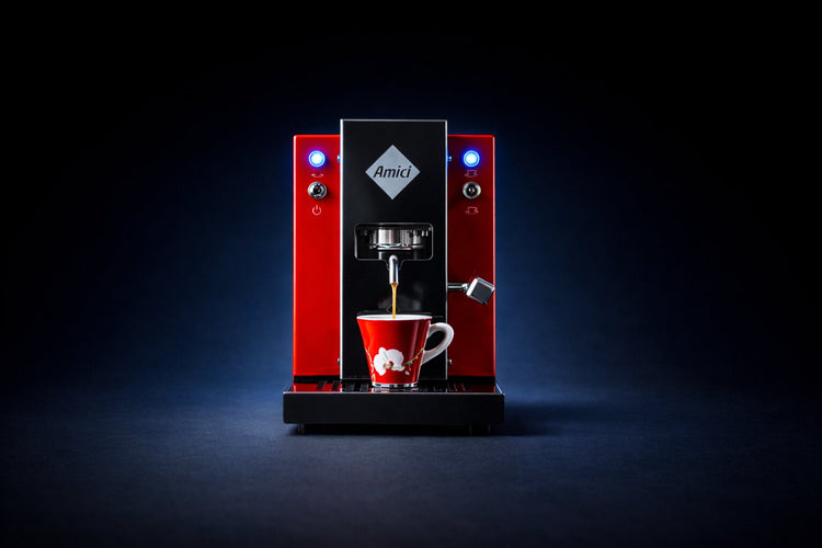 Rote Amici Zip Espressomaschine mit Amici Tasse